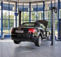 Vi tilbyder alt inden for service, autoskader og reparation på din Audi, Seat, Skoda og Volkswagen. Vi har erfaring med alle modeller, så du kan trygt overlade din bil til os. Vores servicerådgivere tager imod dig og din bil og har en indgående forståelse for alle tekniske udfordringer, der kan opstå på din bil. Vi kan desuden også hjælpe dig med servicekontrakter, gratis servicerådgivning, klargøring til syn, rustbehandlinger og meget andet.